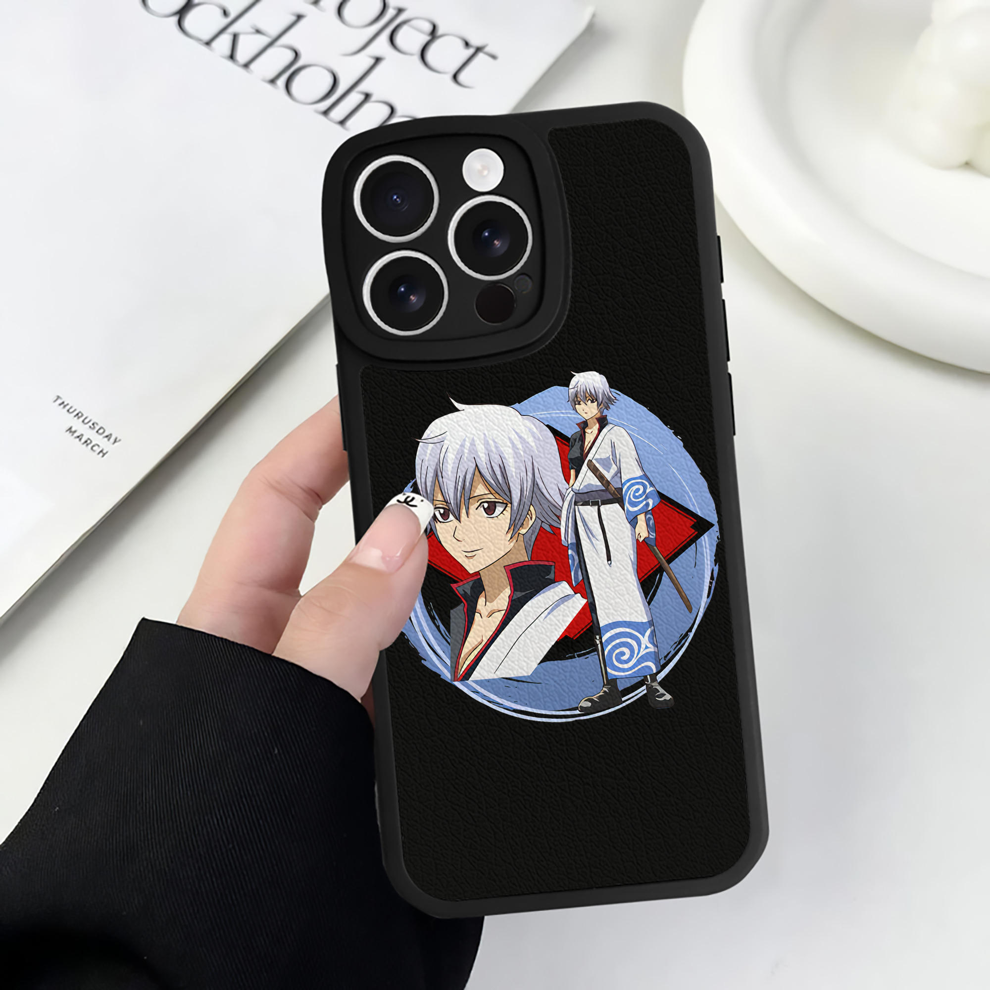 （画像用） ぎんたま 坂田銀時（さかたぎんとき） 神楽 志村新八（しむら しんぱち） GINTAMA Sakata Gintoki Kagura Shimura Shinpachi 【iPhone 16シリーズ対応】シリコンスマホケース（レザー調） 材質：シリコン